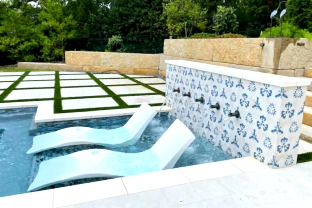 Custom Water Designs for Backyard Pool
